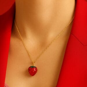 Cadena Con Dije En Forma de Fresa Con Pedrería - ML Beauty Trend